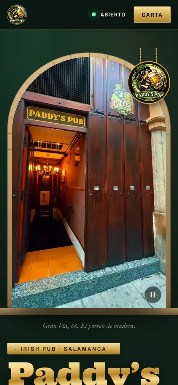 Portada de Paddy’s en el móvil, con el portón y el bar abierto