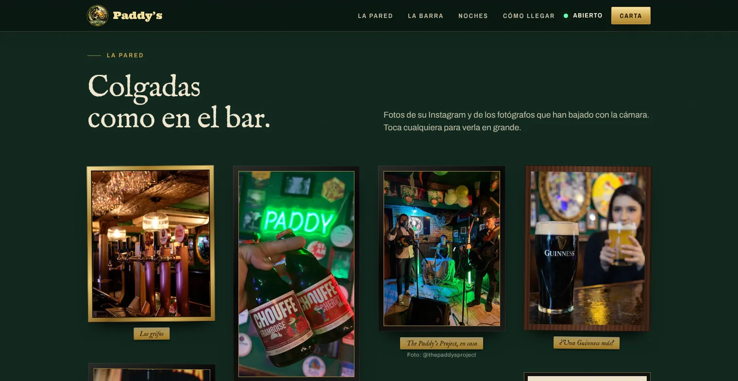 La pared de fotos de Paddy’s, con sus marcos y sus créditos