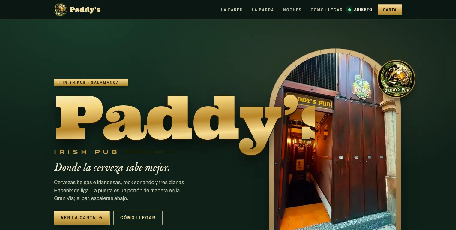 Portada de Paddy’s Irish Pub con el portón de madera de la Gran Vía